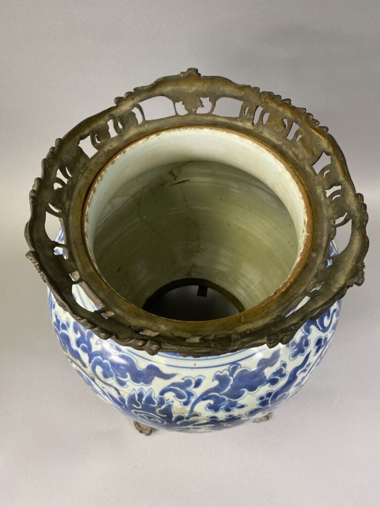 Chine - Importante potiche en porcelaine émaillée bleu blanc à décor de fleurs…