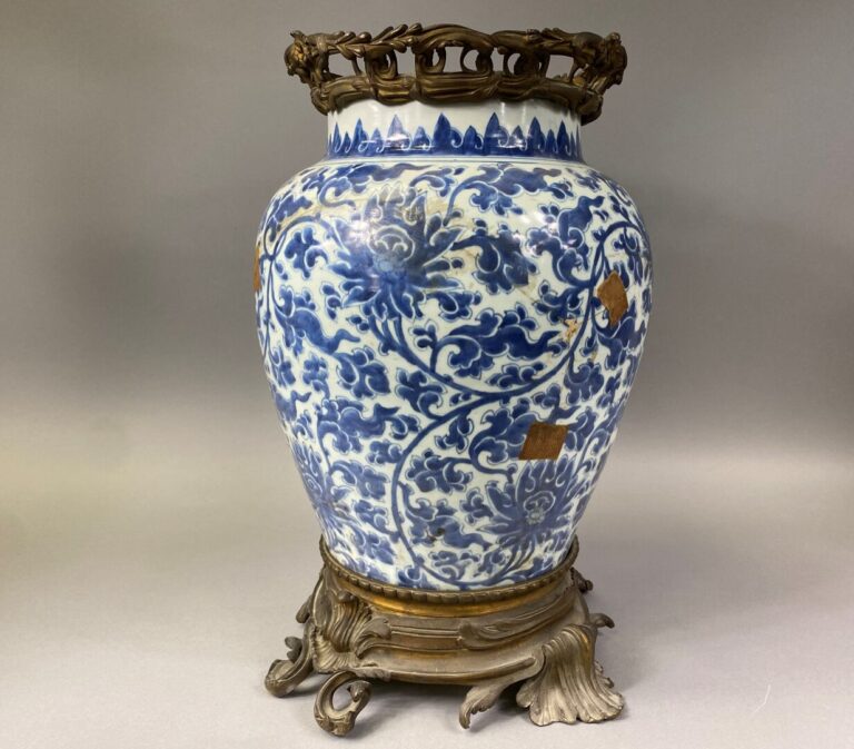 Chine - Importante potiche en porcelaine émaillée bleu blanc à décor de fleurs…