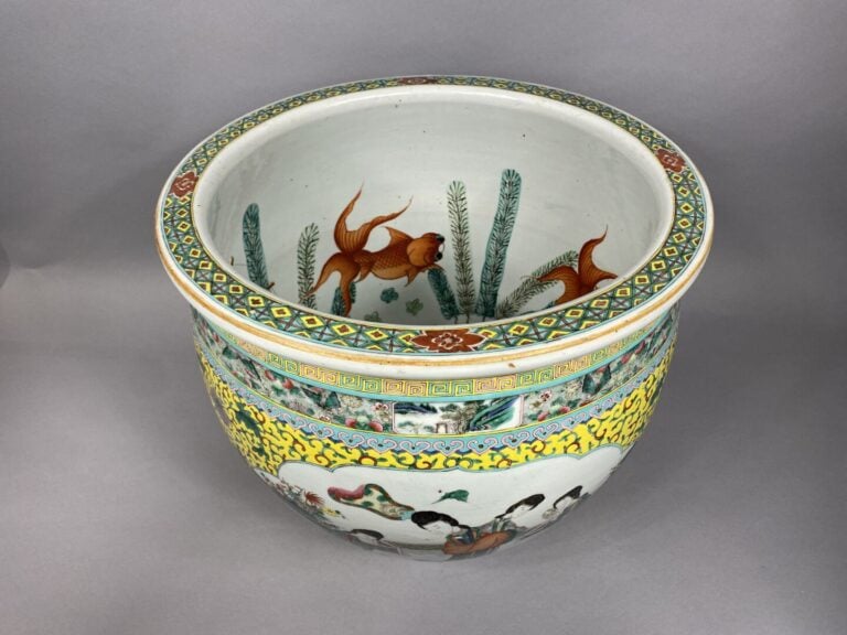 Chine - Importante vasque à poissons en porcelaine émaillé à décor de scènes an…