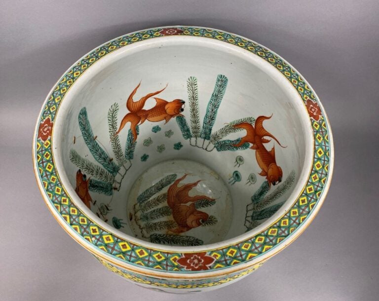 Chine - Importante vasque à poissons en porcelaine émaillé à décor de scènes an…