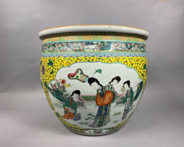 Chine - Importante vasque à poissons en porcelaine émaillé à décor de scènes an…
