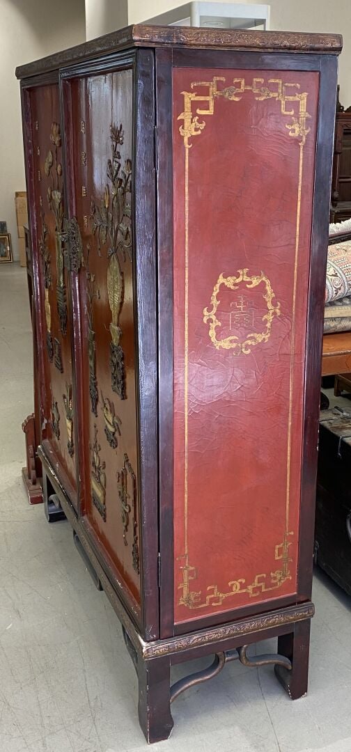 Chine - Meuble en bois sculpté et incrustations de pierres dures à décor de vas…
