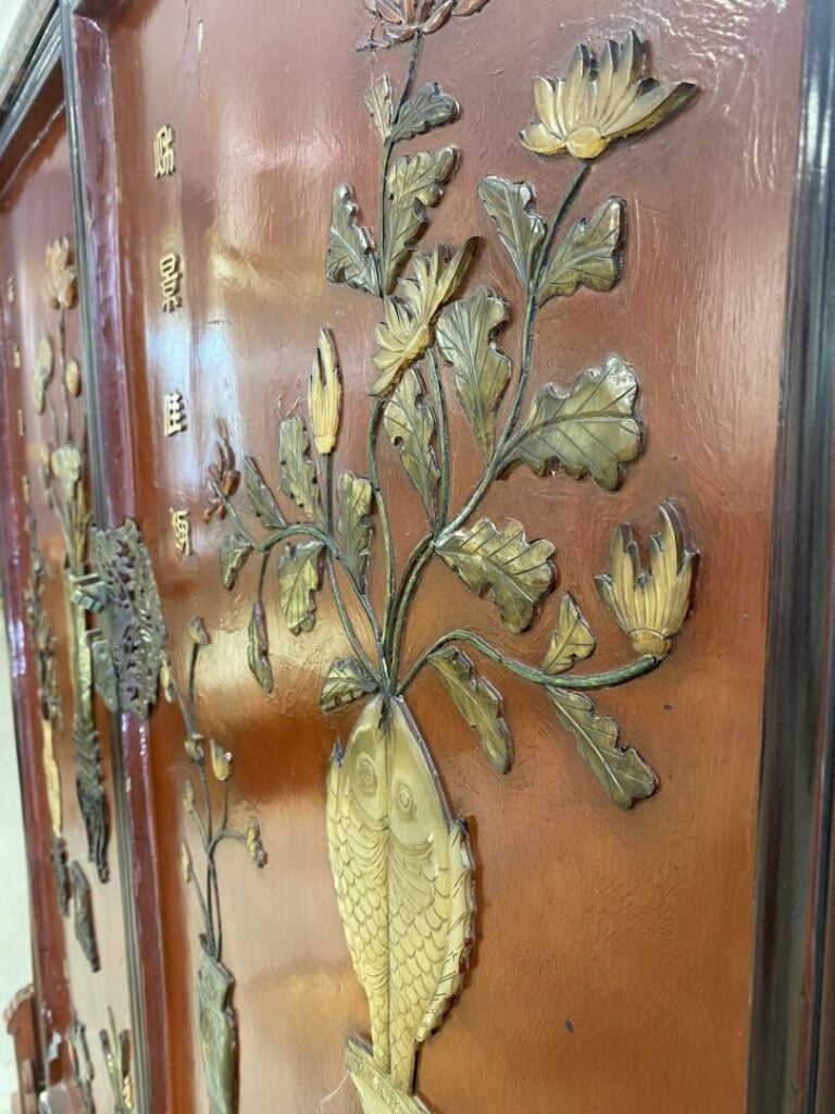 Chine - Meuble en bois sculpté et incrustations de pierres dures à décor de vas…