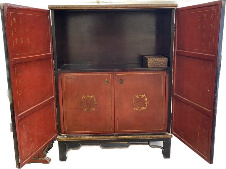 Chine - Meuble en bois sculpté et incrustations de pierres dures à décor de vas…