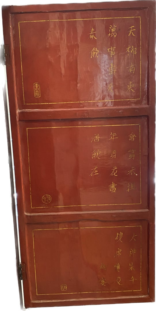Chine - Meuble en bois sculpté et incrustations de pierres dures à décor de vas…