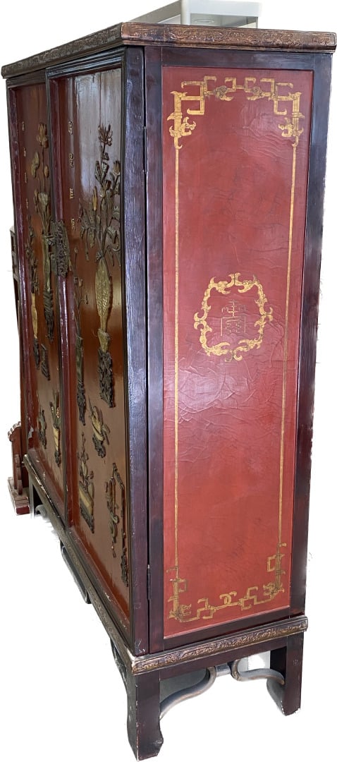 Chine - Meuble en bois sculpté et incrustations de pierres dures à décor de vas…