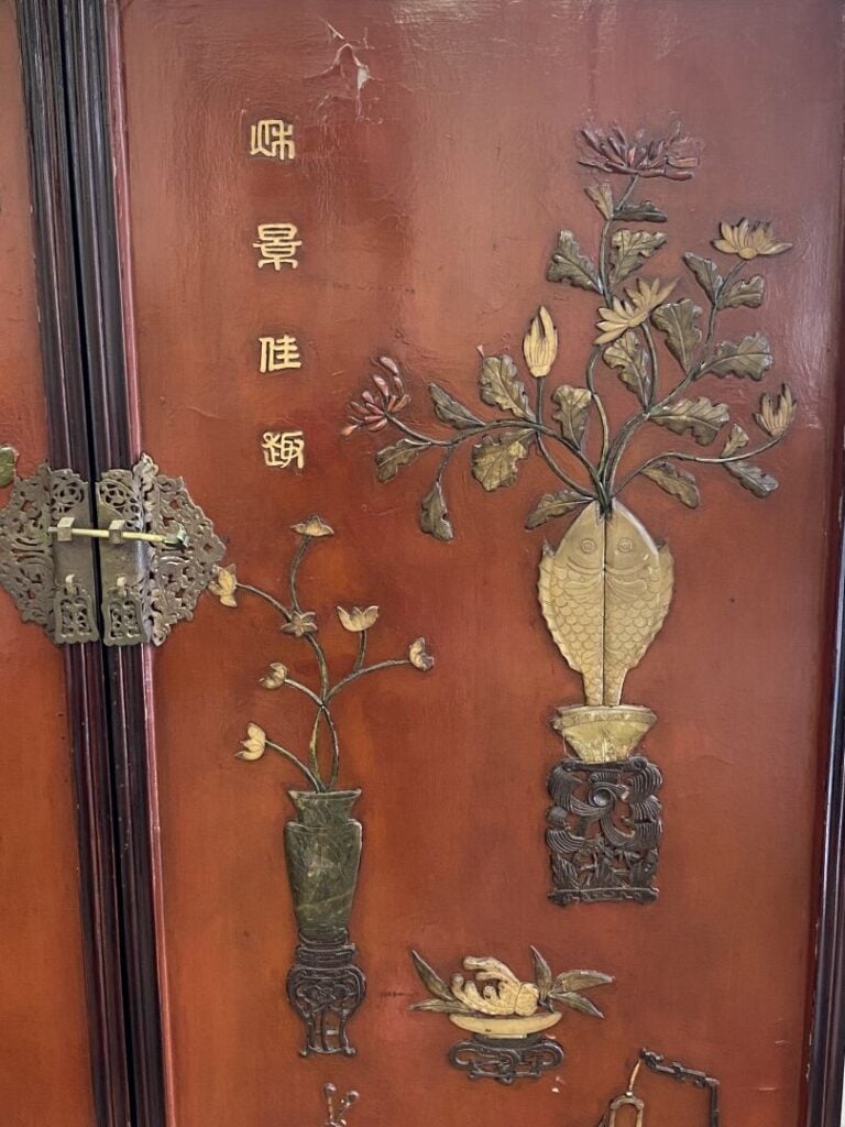 Chine - Meuble en bois sculpté et incrustations de pierres dures à décor de vas…