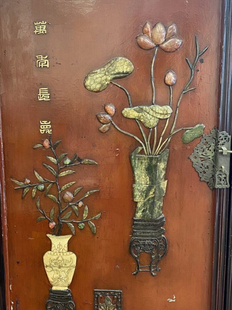 Chine - Meuble en bois sculpté et incrustations de pierres dures à décor de vas…