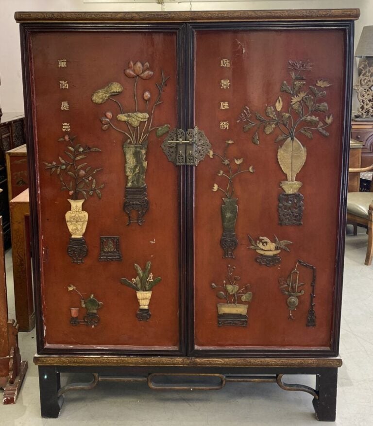 Chine - Meuble en bois sculpté et incrustations de pierres dures à décor de vas…