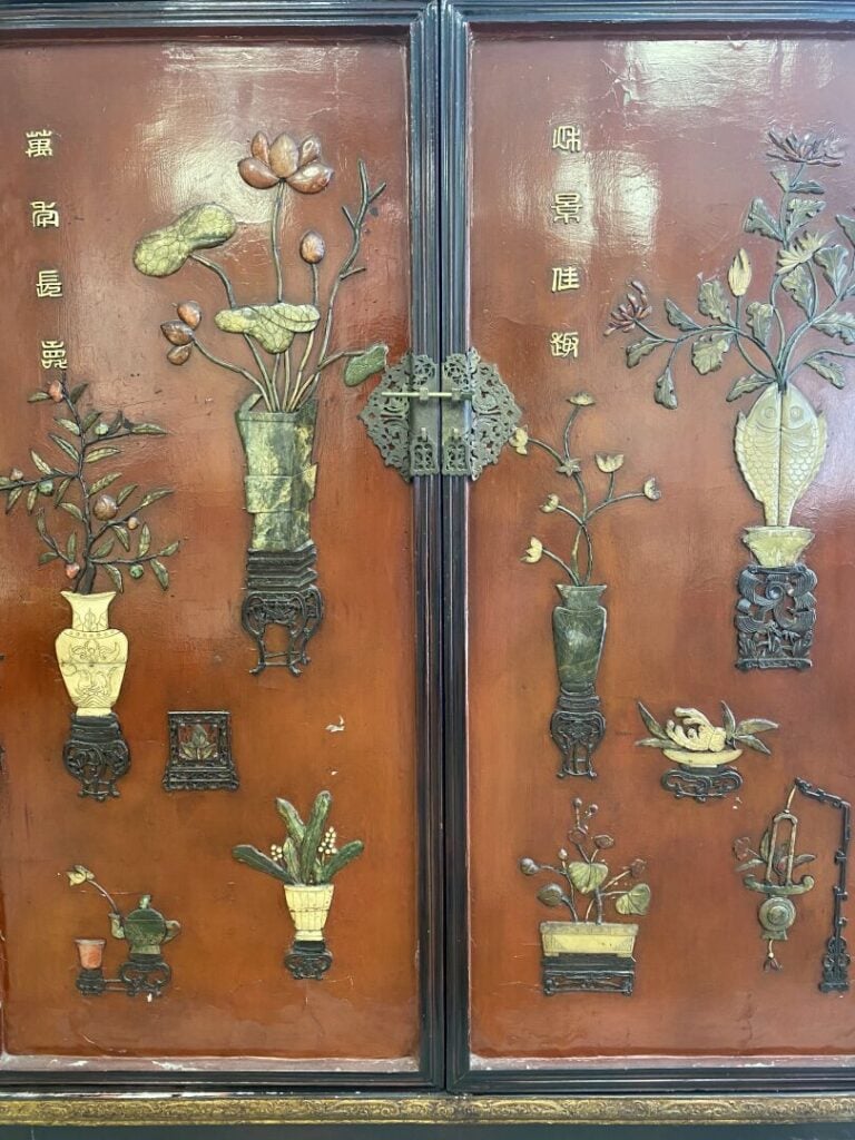 Chine - Meuble en bois sculpté et incrustations de pierres dures à décor de vas…