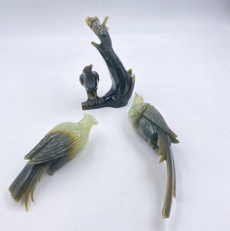 CHINE - Milieu du XIX ème siècle - Paire d'oiseaux huppés en Serpentine verte -…