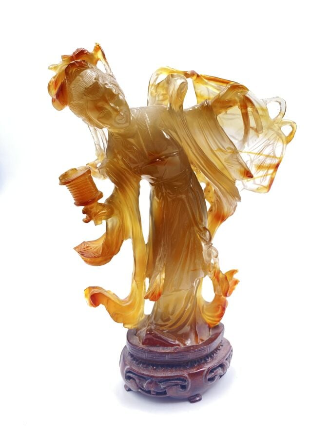 CHINE - Milieu XXe Siècle - Guanyin en agate finement sculptée , tenant un cerf…