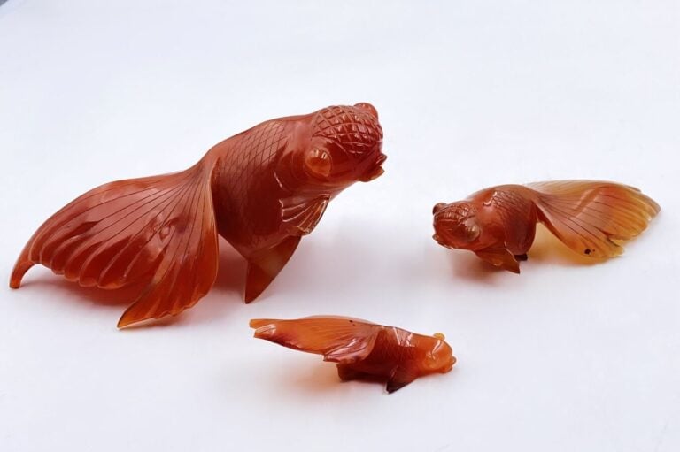 CHINE - Milieu XXème Siecle - Ensemble de trois cyprins en agate - L: 14/9/6 cm…