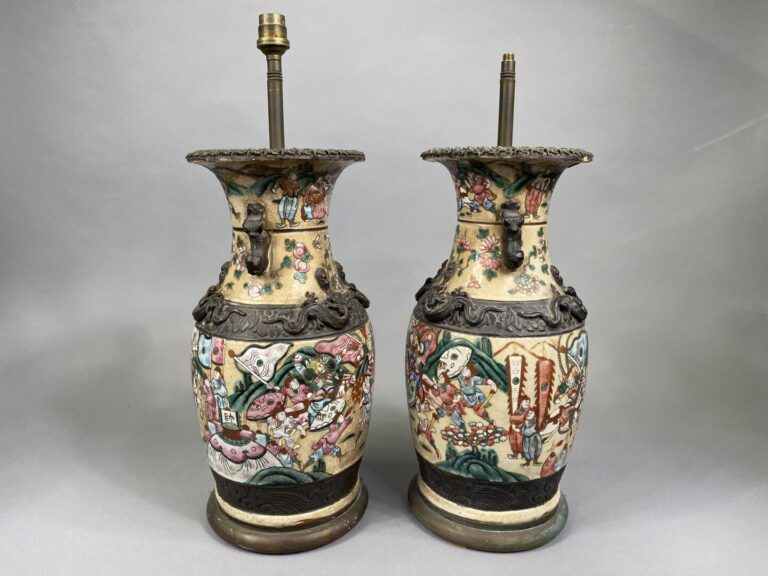 Chine, Nankin - Paire de vases balustres en céramique de Nankin ornée de scènes…