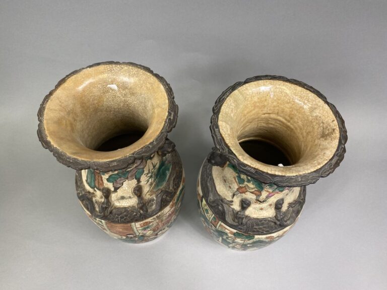 Chine, Nankin - Paire de vases en porcelaine de Nankin, dans le goût de la "Fam…