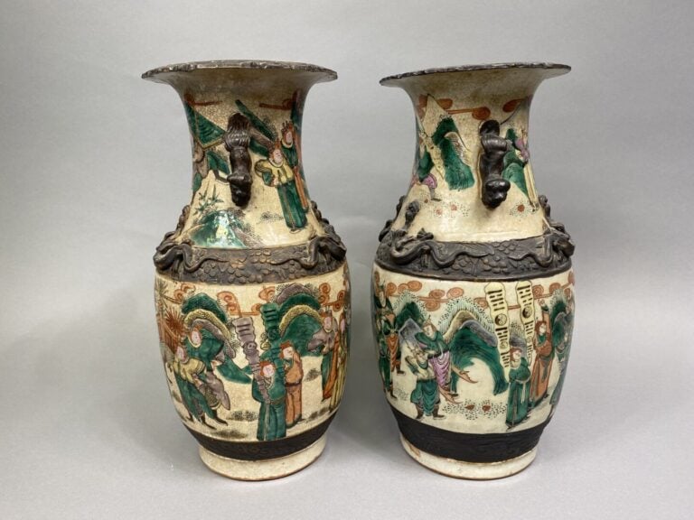 Chine, Nankin - Paire de vases en porcelaine de Nankin, dans le goût de la "Fam…