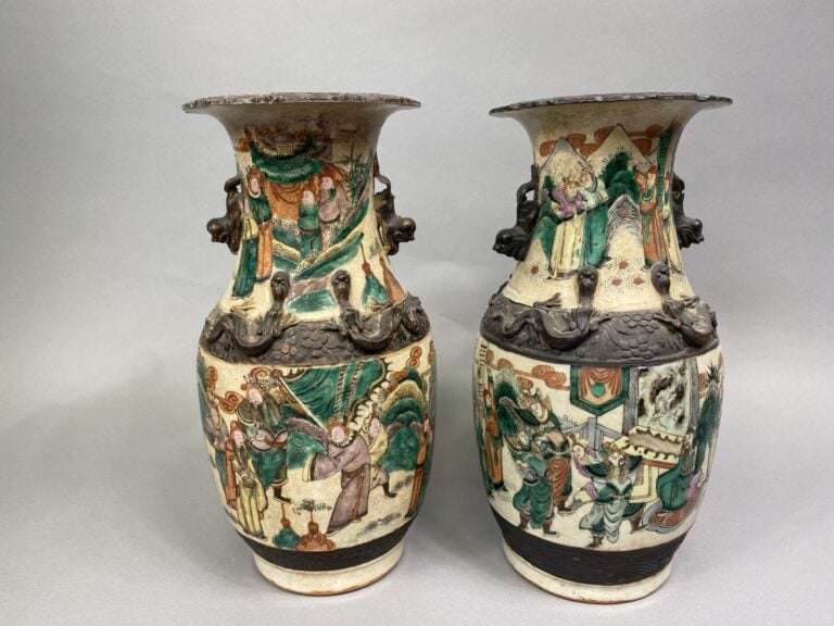 Chine, Nankin - Paire de vases en porcelaine de Nankin, dans le goût de la "Fam…