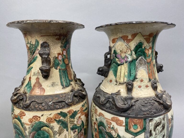 Chine, Nankin - Paire de vases en porcelaine de Nankin, dans le goût de la "Fam…