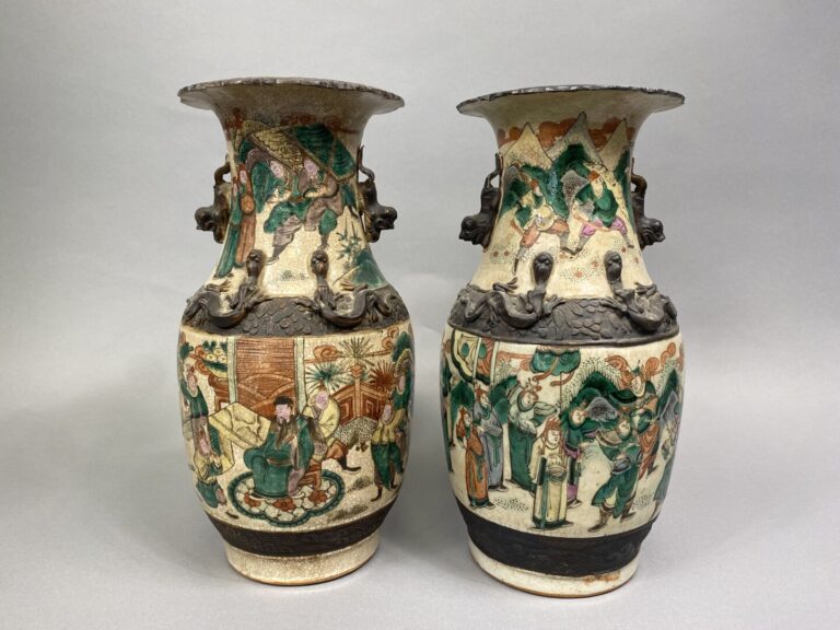 Chine, Nankin - Paire de vases en porcelaine de Nankin, dans le goût de la "Fam…