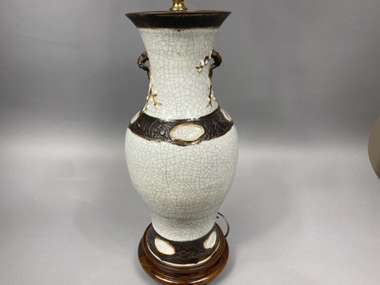 Chine, Nankin - Vase balustre en porcelaine émaillée craquelée à décor de branc…