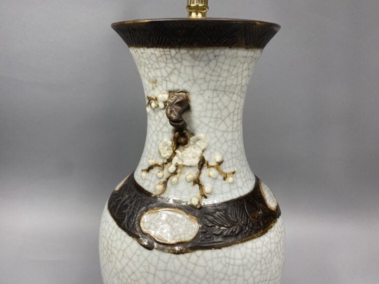 Chine, Nankin - Vase balustre en porcelaine émaillée craquelée à décor de branc…