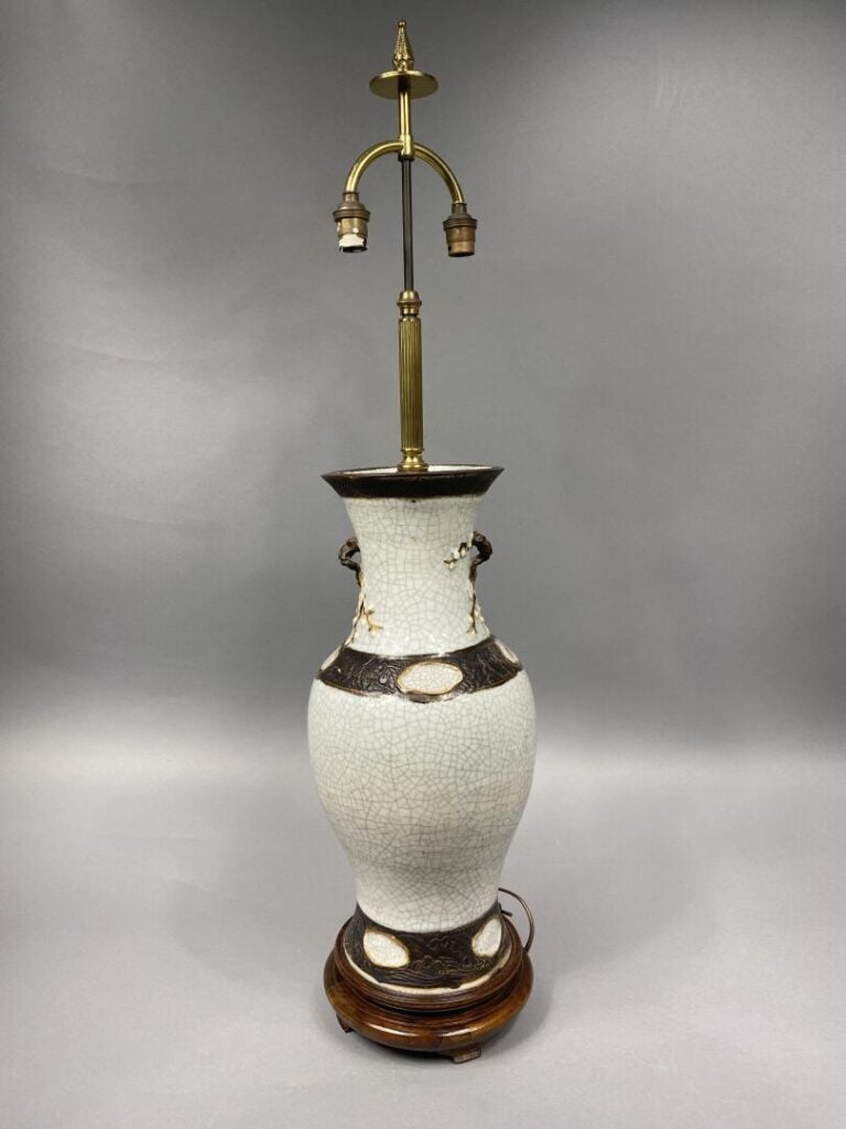 Chine, Nankin - Vase balustre en porcelaine émaillée craquelée à décor de branc…