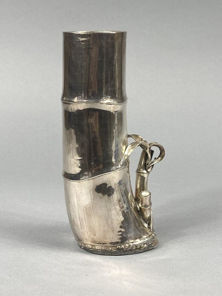 Chine ou Vietnam - Pot à pinceaux en argent (800) sculpté formant une partie de…