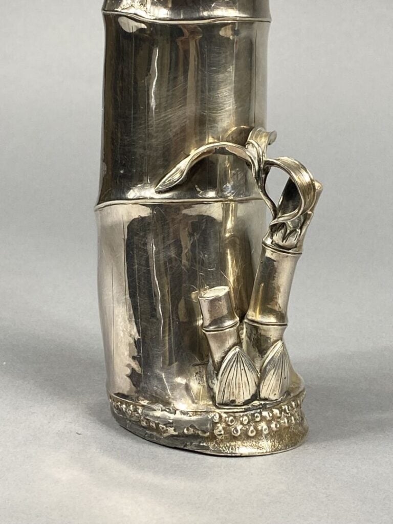 Chine ou Vietnam - Pot à pinceaux en argent (800) sculpté formant une partie de…