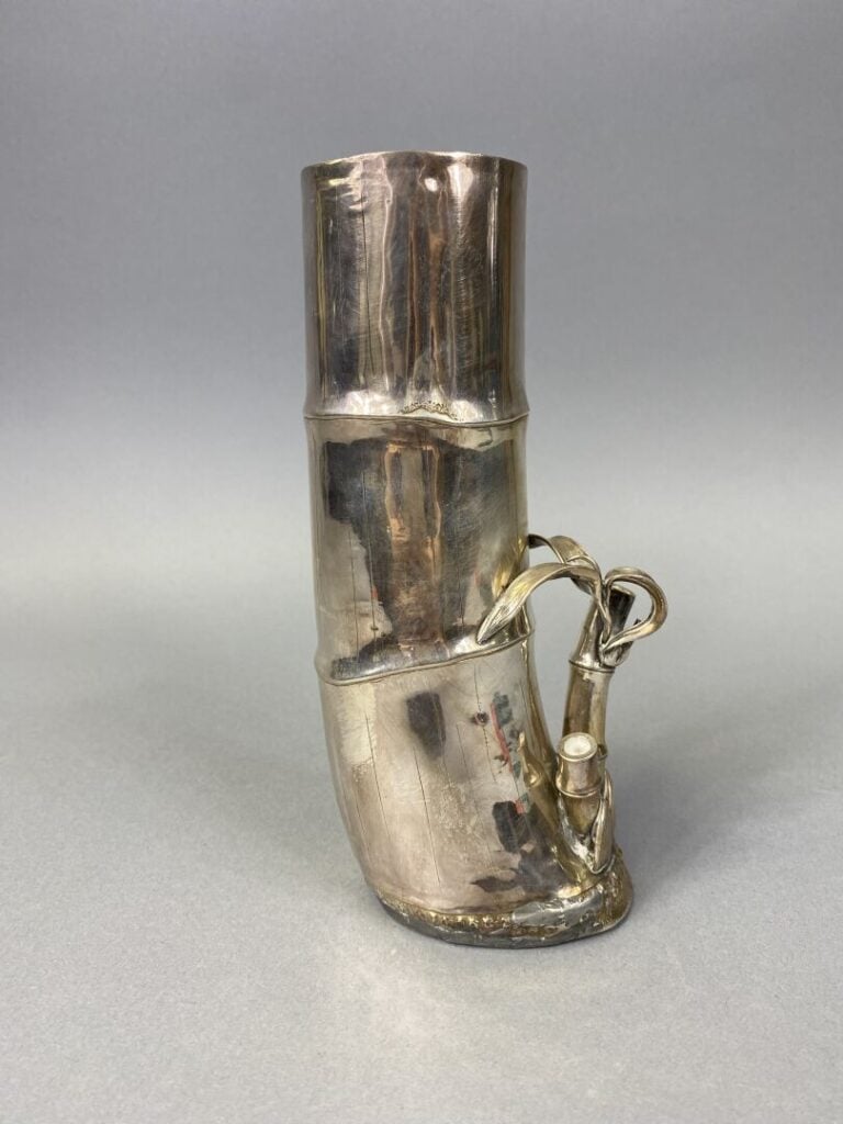 Chine ou Vietnam - Pot à pinceaux en argent (800) sculpté formant une partie de…