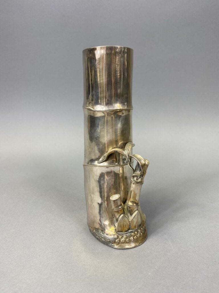 Chine ou Vietnam - Pot à pinceaux en argent (800) sculpté formant une partie de…