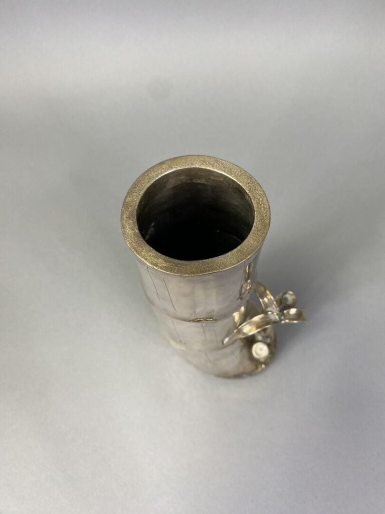 Chine ou Vietnam - Pot à pinceaux en argent (800) sculpté formant une partie de…