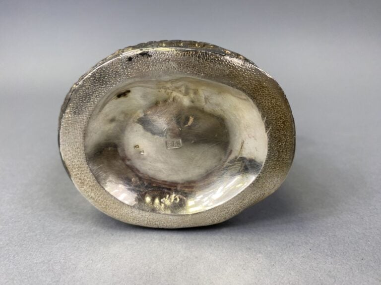 Chine ou Vietnam - Pot à pinceaux en argent (800) sculpté formant une partie de…