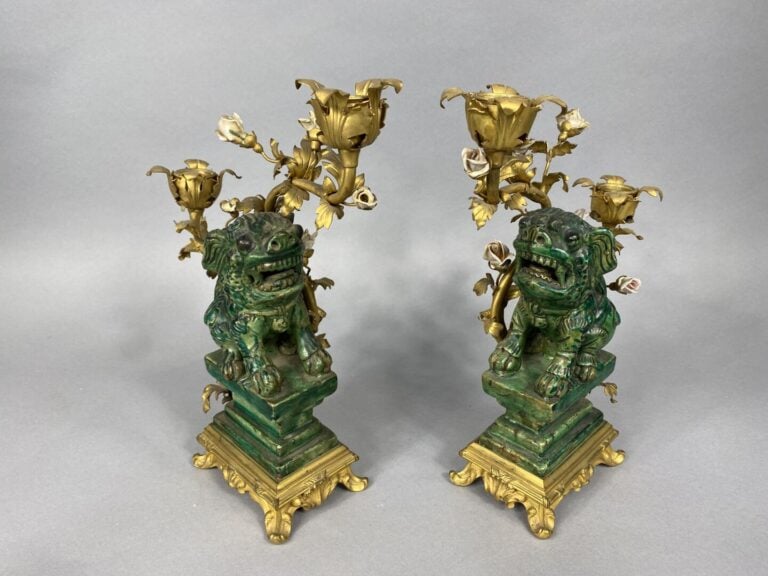 Chine - Paire de candélabres formés de chiens en Fô en porcelaine émaillée vert…