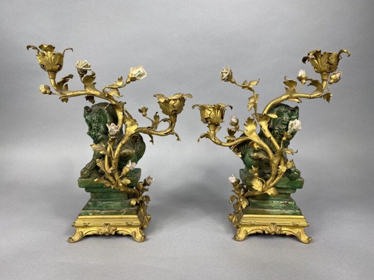 Chine - Paire de candélabres formés de chiens en Fô en porcelaine émaillée vert…