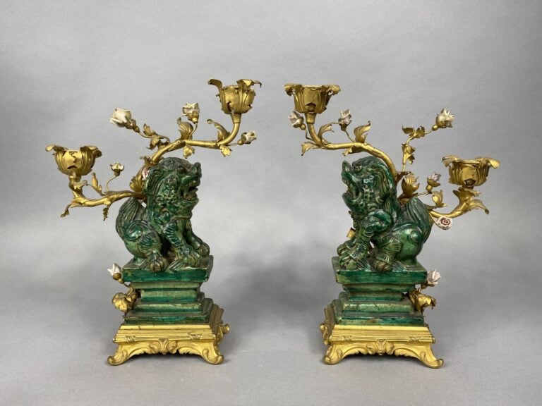 Chine - Paire de candélabres formés de chiens en Fô en porcelaine émaillée vert…