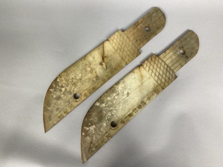 Chine - Paire de deux plaques sculptées en jade veiné de style archaïque forman…