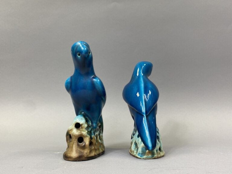 Chine - Paire de perroquets en céramique émaillée dans les tons bleu turquoise…