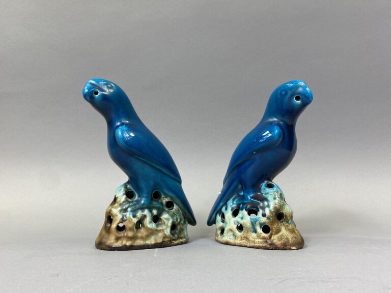 Chine - Paire de perroquets en céramique émaillée dans les tons bleu turquoise…