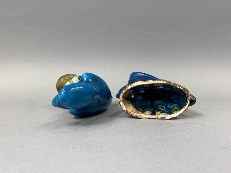 Chine - Paire de perroquets en céramique émaillée dans les tons bleu turquoise…