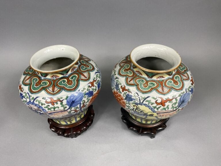 Chine - Paire de vases balustres en céramique émaillée dans le style Doucai de…