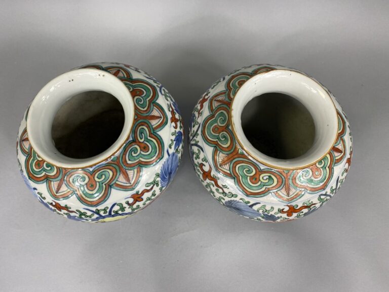 Chine - Paire de vases balustres en céramique émaillée dans le style Doucai de…
