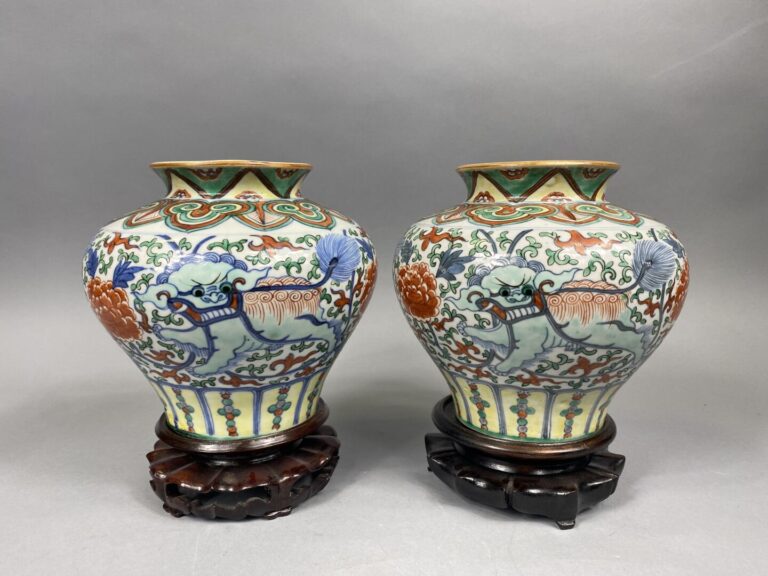 Chine - Paire de vases balustres en céramique émaillée dans le style Doucai de…