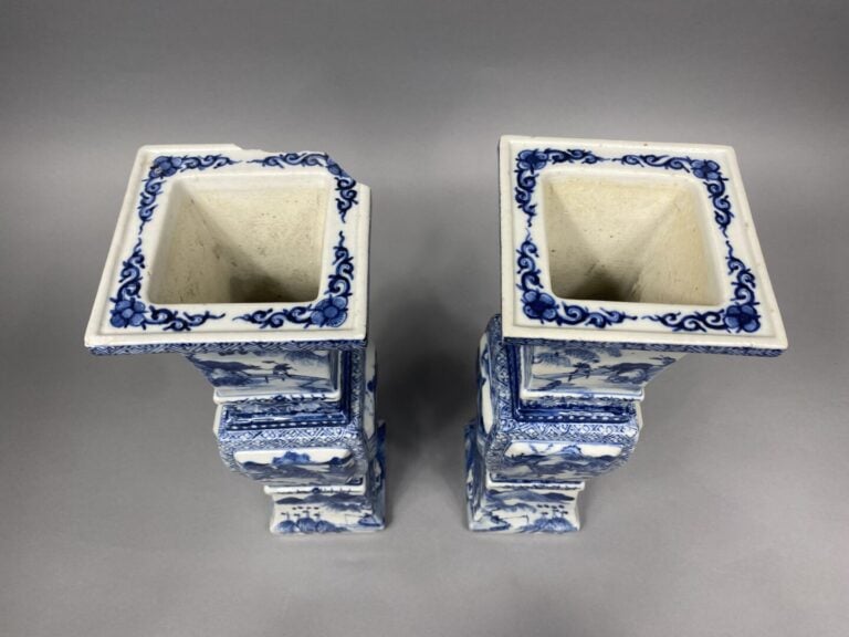 Chine - Paire de vases d'autel en de forme dite "fangzun" en porcelaine émaillé…