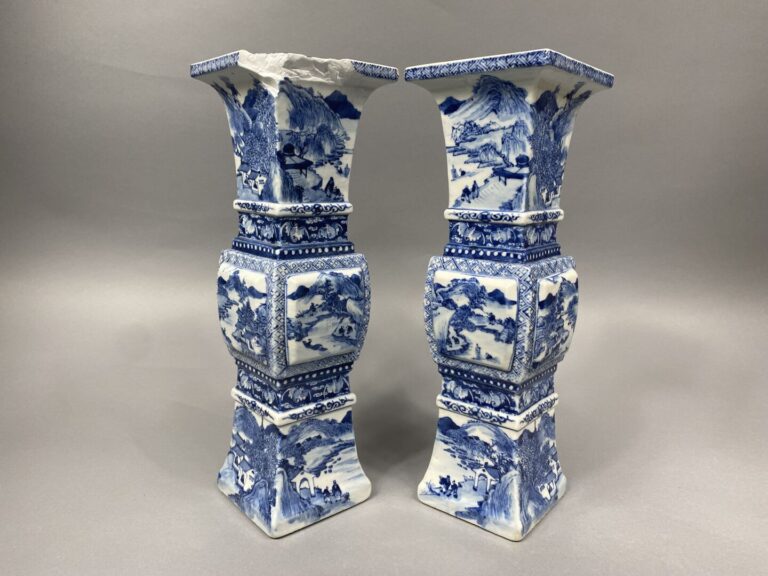Chine - Paire de vases d'autel en de forme dite "fangzun" en porcelaine émaillé…