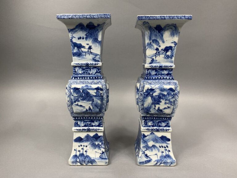 Chine - Paire de vases d'autel en de forme dite "fangzun" en porcelaine émaillé…