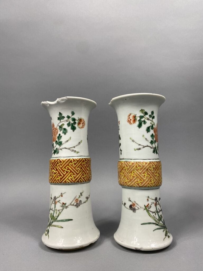 Chine - Paire de vases de forme rouleau en porcelaine émaillée dans le goût de…