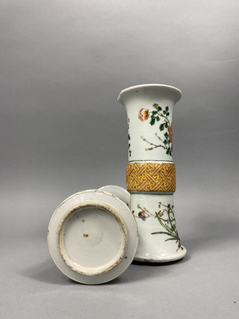 Chine - Paire de vases de forme rouleau en porcelaine émaillée dans le goût de…