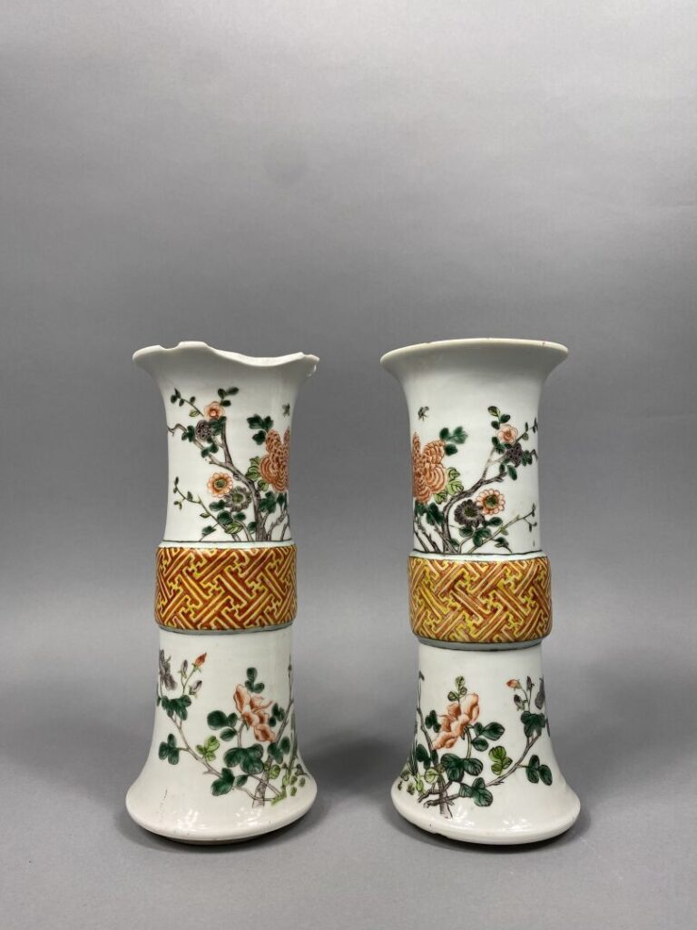 Chine - Paire de vases de forme rouleau en porcelaine émaillée dans le goût de…