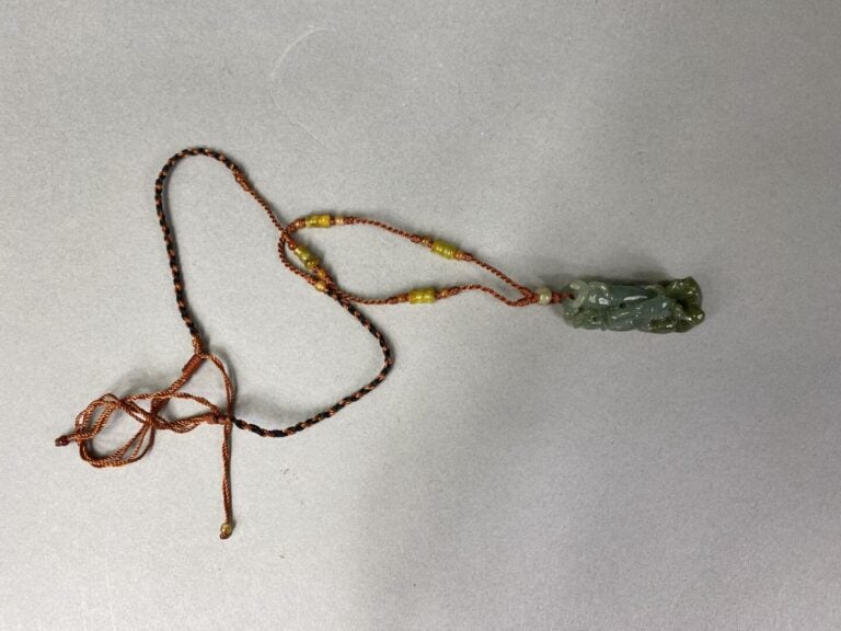 Chine - Pendentif en jade sculptée figurant un animal stylisé - L: 4.5 cm - Poi…
