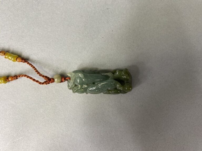 Chine - Pendentif en jade sculptée figurant un animal stylisé - L: 4.5 cm - Poi…